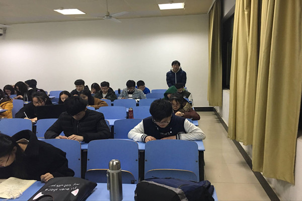 1同学们参与安全知识竞答.jpg