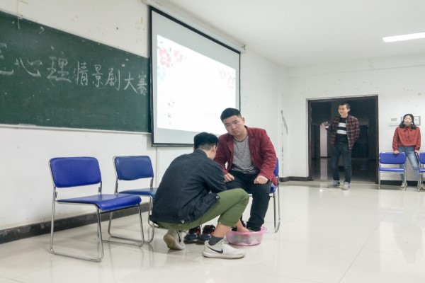 1参赛同学正在表演.jpg